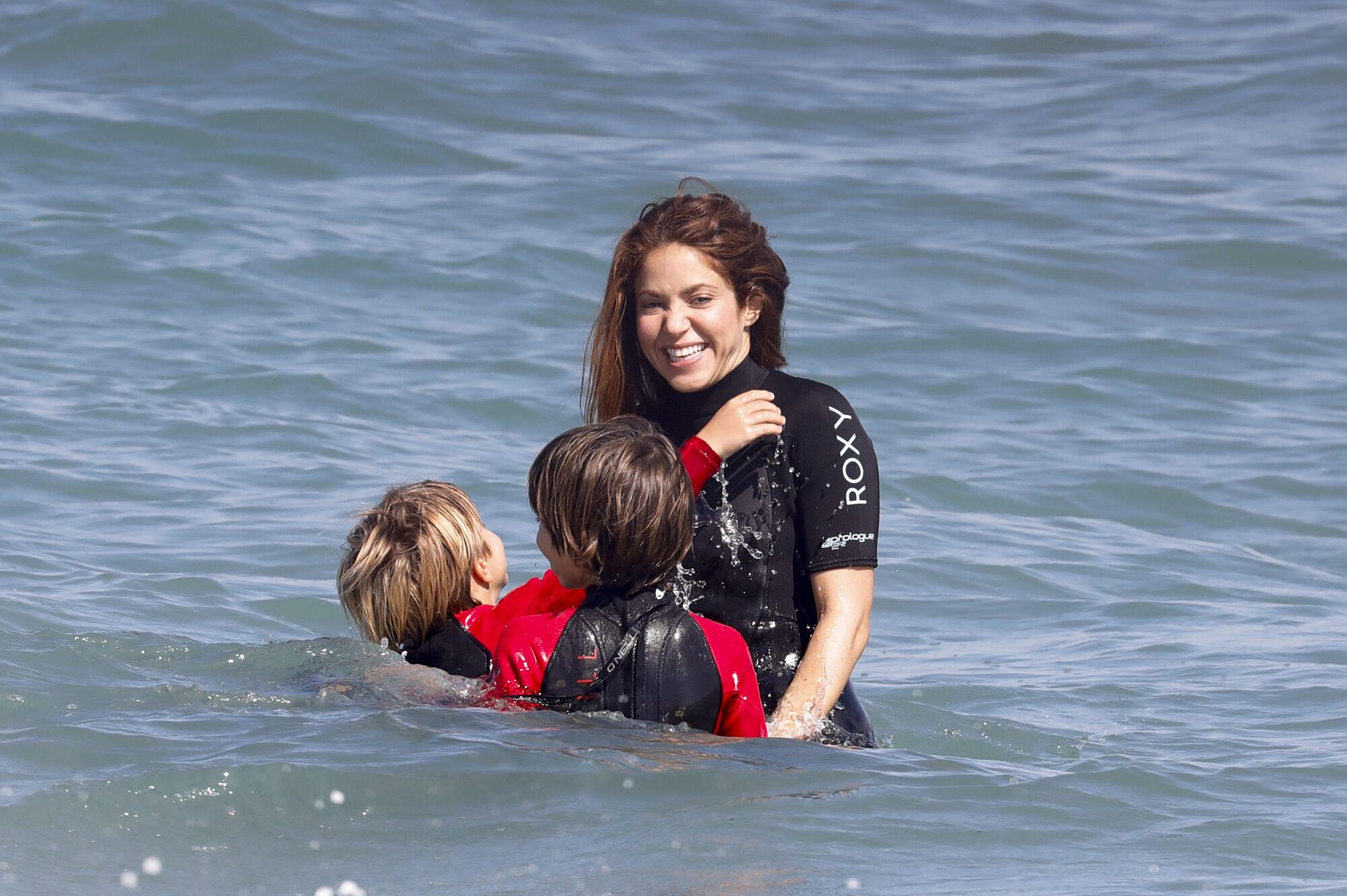 Shakira, de surf en playa colombiana – Notiradio
